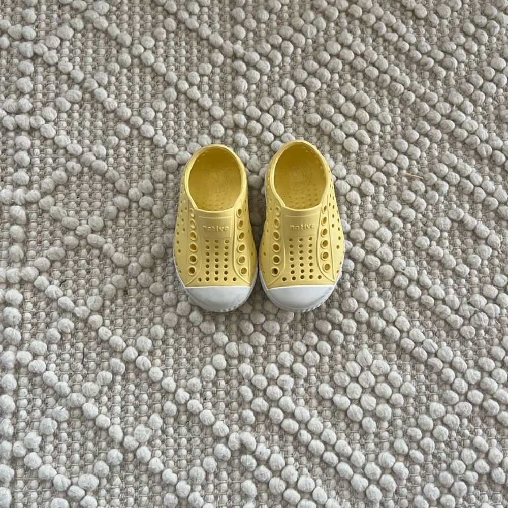Native Shoes Yellow size C4
